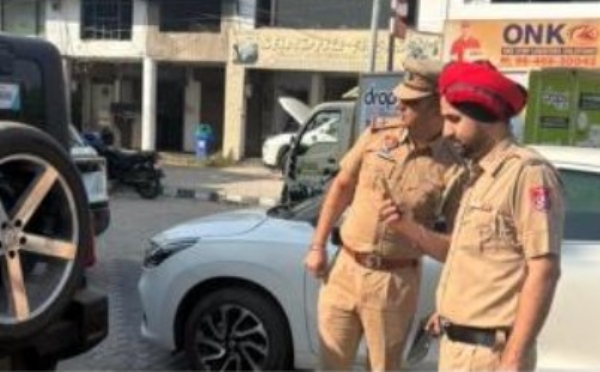 ਲੁਧਿਆਣਾ ਪੁਲਿਸ ਦੇ ਮੁਲਾਜ਼ਮ ਥਾਣਾ ਸਰਾਭਾ ਨਗਰ ਦੇ ਏਰੀਆ ਸਰਚ ਆਪ੍ਰੇਸ਼ਨ ਦੌਰਾਨ ਵਾਹਨਾਂ ਦੀ ਜਾਂਚ ਕਰਦੇ ਹੋਏ। ਲੁਧਿਆਣਾ ਪੁਲਿਸ ਦੇ ਮੁਲਾਜ਼ਮ ਥਾਣਾ ਸਰਾਭਾ ਨਗਰ ਦੇ ਏਰੀਆ ਸਰਚ ਆਪ੍ਰੇਸ਼ਨ ਦੌਰਾਨ ਵਾਹਨਾਂ ਦੀ ਜਾਂਚ ਕਰਦੇ ਹੋਏ।