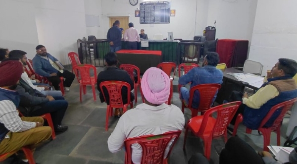 ਚੋਣ ਖ਼ਰਚਾ ਅਬਜ਼ਰਵਰ ਦੀ ਹਾਜ਼ਰੀ ’ਚ ਚੋਣ ਲੜ ਰਹੇ ਉਮੀਦਵਾਰਾਂ ਦੇ ਚੋਣ ਖ਼ਰਚੇ ਦੇ ਰਜਿਸਟਰਾਂ ਦਾ ਤੀਸਰੀ ਵਾਰ ਮਿਲਾਣ ਕੀਤੇ ਜਾਣ ਦਾ ਦ੍ਰਿਸ਼। ਚੋਣ ਖ਼ਰਚਾ ਅਬਜ਼ਰਵਰ ਦੀ ਹਾਜ਼ਰੀ ’ਚ ਚੋਣ ਲੜ ਰਹੇ ਉਮੀਦਵਾਰਾਂ ਦੇ ਚੋਣ ਖ਼ਰਚੇ ਦੇ ਰਜਿਸਟਰਾਂ ਦਾ ਤੀਸਰੀ ਵਾਰ ਮਿਲਾਣ ਕੀਤੇ ਜਾਣ ਦਾ ਦ੍ਰਿਸ਼।