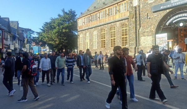 ਸ਼ਿਮਲਾ ਵਿੱਚ ਘੁੰਮਦੇ ਸੈਲਾਨੀ ਸ਼ਿਮਲਾ ਵਿੱਚ ਘੁੰਮਦੇ ਸੈਲਾਨੀ