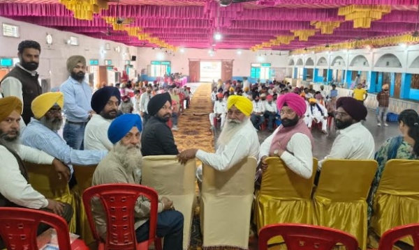 ਬਾਬਾ ਨਾਮਦੇਵ ਜੀ ਭਵਨ ਕਸਬਾ ਘੁਮਾਣ ਵਿਖੇ ਯੁੱਧ ਨਸ਼ਿਆਂ ਵਿਰੁੱਧ ਤਹਿਤ ਹੋਈ ਮੀਟਿੰਗ ਦੌਰਾਨ ਹਲਕਾ ਵਿਧਾਇਕ ਅਤੇ ਹੋਰ। ਬਾਬਾ ਨਾਮਦੇਵ ਜੀ ਭਵਨ ਕਸਬਾ ਘੁਮਾਣ ਵਿਖੇ ਯੁੱਧ ਨਸ਼ਿਆਂ ਵਿਰੁੱਧ ਤਹਿਤ ਹੋਈ ਮੀਟਿੰਗ ਦੌਰਾਨ ਹਲਕਾ ਵਿਧਾਇਕ ਅਤੇ ਹੋਰ।