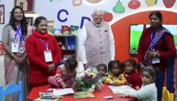 ਸਿਲਵਰ ਜੁਬਲੀ ਸਮਾਰੋਹ ਵਿੱਚ ਬੱਚਿਆਂ ਵਿਚਕਾਰ ਪ੍ਰਧਾਨ ਮੰਤਰੀ। ਸਿਲਵਰ ਜੁਬਲੀ ਸਮਾਰੋਹ ਵਿੱਚ ਬੱਚਿਆਂ ਵਿਚਕਾਰ ਪ੍ਰਧਾਨ ਮੰਤਰੀ।