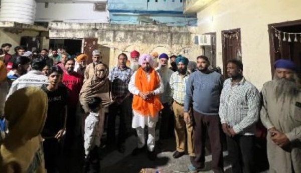 ਪੰਜਾਬ ਮੰਡੀ ਬੋਰਡ ਦੇ ਚੇਅਰਮੈਨ ਹਰਚੰਦ ਸਿੰਘ ਬਰਸਟ ਆਪ ਉਮੀਦਵਾਰ ਹਰਮੀਤ ਸਿੰਘ ਸੰਧੂ ਦੇ ਹੱਕ ਵਿੱਚ ਨੁੱਕੜ ਮੀਟਿੰਗ ਦੌਰਾਨ। ਪੰਜਾਬ ਮੰਡੀ ਬੋਰਡ ਦੇ ਚੇਅਰਮੈਨ ਹਰਚੰਦ ਸਿੰਘ ਬਰਸਟ ਆਪ ਉਮੀਦਵਾਰ ਹਰਮੀਤ ਸਿੰਘ ਸੰਧੂ ਦੇ ਹੱਕ ਵਿੱਚ ਨੁੱਕੜ ਮੀਟਿੰਗ ਦੌਰਾਨ।