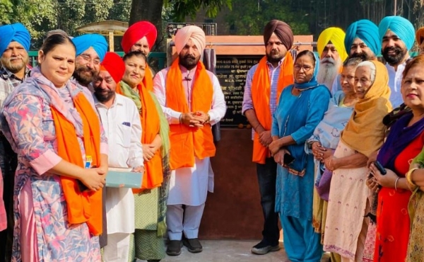 ਵਿਧਾਇਕ ਕੁਲਵੰਤ ਸਿੰਘ ਦੁਗਰੀ ਵਿਖੇ 1.75 ਕਰੋੜ ਦੀ ਲਾਗਤ ਵਾਲੇ ਸੜਕ ਨਿਰਮਾਣ ਪ੍ਰੋਜੈਕਟ ਦਾ ਉਦਘਾਟਨ ਕਰਦੇ ਹੋਏ। ਵਿਧਾਇਕ ਕੁਲਵੰਤ ਸਿੰਘ ਦੁਗਰੀ ਵਿਖੇ 1.75 ਕਰੋੜ ਦੀ ਲਾਗਤ ਵਾਲੇ ਸੜਕ ਨਿਰਮਾਣ ਪ੍ਰੋਜੈਕਟ ਦਾ ਉਦਘਾਟਨ ਕਰਦੇ ਹੋਏ।