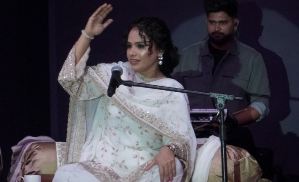 ਕਵਿੱਤਰੀ ਅਤੇ ਗਾਇਕਾ ਰੂਪ ਕੌਰ ਕੂਨਰ ਮੁਹਾਲੀ ’ਚ ਆਪਣੇ ਪਹਿਲੇ ਸ਼ੋਅ ਦੌਰਾਨ। ਕਵਿੱਤਰੀ ਅਤੇ ਗਾਇਕਾ ਰੂਪ ਕੌਰ ਕੂਨਰ ਮੁਹਾਲੀ ’ਚ ਆਪਣੇ ਪਹਿਲੇ ਸ਼ੋਅ ਦੌਰਾਨ।