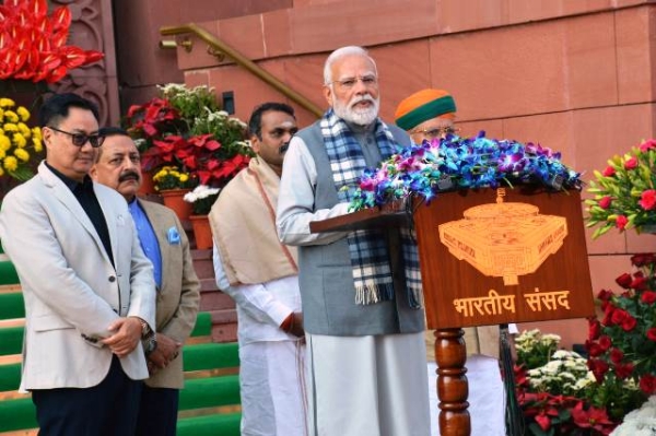 ਪ੍ਰਧਾਨ ਮੰਤਰੀ ਨਰਿੰਦਰ ਮੋਦੀ ਸੋਮਵਾਰ ਨੂੰ ਸੰਸਦ ਕੰਪਲੈਕਸ ਵਿੱਚ ਮੀਡੀਆ ਨੂੰ ਸੰਬੋਧਨ ਕਰਦੇ ਹੋਏ।