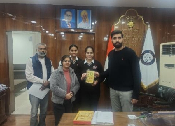 ਐਥਲੀਟ ਜਪਨੀਤ ਕੌਰ (ਸ਼ੂਟਿੰਗ) ਅਤੇ ਮਨਮੀਤ ਕੌਰ (ਰੋਬੋਟਿਕਸ) ਨੂੰ ਮੇਅਰ ਪਦਮਜੀਤ ਸਿੰਘ ਮਹਿਤਾ ਸਨਮਾਨਿਤ ਕਰਦੇ ਹੋਏ. ਐਥਲੀਟ ਜਪਨੀਤ ਕੌਰ (ਸ਼ੂਟਿੰਗ) ਅਤੇ ਮਨਮੀਤ ਕੌਰ (ਰੋਬੋਟਿਕਸ) ਨੂੰ ਮੇਅਰ ਪਦਮਜੀਤ ਸਿੰਘ ਮਹਿਤਾ ਸਨਮਾਨਿਤ ਕਰਦੇ ਹੋਏ.