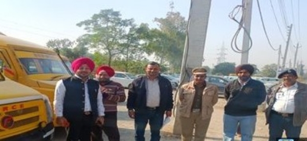 ਸੇਫ ਸਕੂਲ ਵਾਹਨ ਪਾਲਿਸੀ ਤਹਿਤ ਸਕੂਲ ਬੱਸਾਂ ਦੀ ਚੈਕਿੰਗ ਕੀਤੇ ਜਾਣ ਦਾ ਦ੍ਰਿਸ਼।