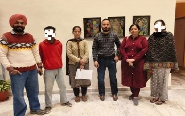 ਬਾਲ ਵਿਆਹ ਕਰਵਾ ਰਹੇ ਜੋੜੇ ਨੂੰ ਰੋਕਣ ਮੌਕੇ ਜ਼ਿਲ੍ਹਾ ਬਾਲ ਸੁਰੱਖਿਆ ਅਫ਼ਸਰ ਅਤੇ ਹੋਰ ਅਧਿਕਾਰੀ। ਬਾਲ ਵਿਆਹ ਕਰਵਾ ਰਹੇ ਜੋੜੇ ਨੂੰ ਰੋਕਣ ਮੌਕੇ ਜ਼ਿਲ੍ਹਾ ਬਾਲ ਸੁਰੱਖਿਆ ਅਫ਼ਸਰ ਅਤੇ ਹੋਰ ਅਧਿਕਾਰੀ।