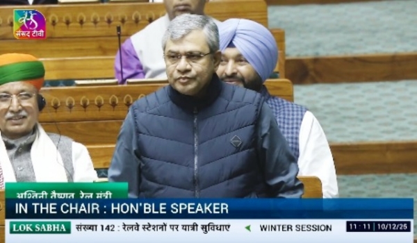 ਰੇਲ ਮੰਤਰੀ ਅਸ਼ਵਨੀ ਵੈਸ਼ਨਵ ਬੁੱਧਵਾਰ ਨੂੰ ਲੋਕ ਸਭਾ ਵਿੱਚ ਪ੍ਰਸ਼ਨ ਕਾਲ ਦੌਰਾਨ ਜਵਾਬ ਦਿੰਦੇ ਹੋਏ। ਰੇਲ ਮੰਤਰੀ ਅਸ਼ਵਨੀ ਵੈਸ਼ਨਵ ਬੁੱਧਵਾਰ ਨੂੰ ਲੋਕ ਸਭਾ ਵਿੱਚ ਪ੍ਰਸ਼ਨ ਕਾਲ ਦੌਰਾਨ ਜਵਾਬ ਦਿੰਦੇ ਹੋਏ।