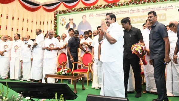 ਏਆਈਏਡੀਐਮਕੇ ਜਨਰਲ ਕਮੇਟੀ ਦੀ ਮੀਟਿੰਗ ਵਿੱਚ ਏਆਈਏਡੀਐਮਕੇ ਦੇ ਆਗੂ ਏਆਈਏਡੀਐਮਕੇ ਜਨਰਲ ਕਮੇਟੀ ਦੀ ਮੀਟਿੰਗ ਵਿੱਚ ਏਆਈਏਡੀਐਮਕੇ ਦੇ ਆਗੂ