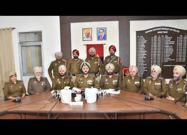 ਪੁਲਿਸ ਕਮਿਸ਼ਨਰ (ਸੀਪੀ) ਅੰਮ੍ਰਿਤਸਰ ਗੁਰਪ੍ਰੀਤ ਸਿੰਘ ਭੁੱਲਰ ਜਾਣਕਾਰੀ ਦਿੰਦੇ ਹੋਏ.
