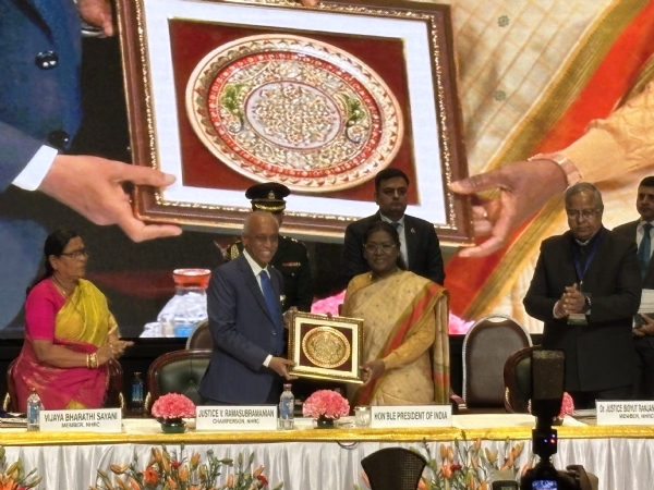ਸਮਾਗਮ ਵਿੱਚ ਰਾਸ਼ਟਰਪਤੀ ਦ੍ਰੋਪਦੀ ਮੁਰਮੂ ਸਮਾਗਮ ਵਿੱਚ ਰਾਸ਼ਟਰਪਤੀ ਦ੍ਰੋਪਦੀ ਮੁਰਮੂ