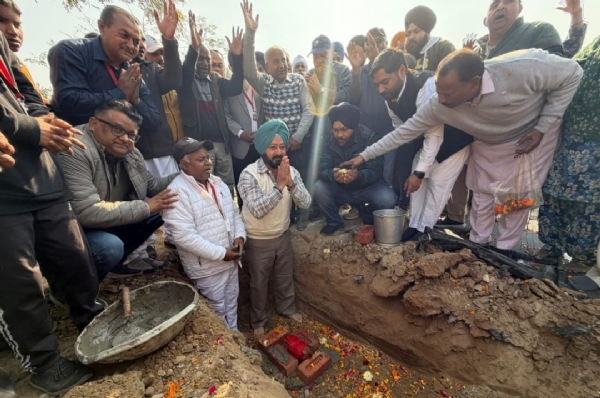 ਵਿਧਾਇਕ ਅਜੀਤਪਾਲ ਸਿੰਘ ਕੋਹਲੀ ਪ੍ਰਾਚੀਨ ਮੰਦਿਰ ਸ੍ਰੀ ਕੇਦਾਰ ਨਾਥ ਜੀ ਦੀ ਧਰਮਸ਼ਾਲਾ ਦਾ ਨੀਂਹ ਪੱਥਰ ਰੱਖਦੇ ਹੋਏ. ਵਿਧਾਇਕ ਅਜੀਤਪਾਲ ਸਿੰਘ ਕੋਹਲੀ ਪ੍ਰਾਚੀਨ ਮੰਦਿਰ ਸ੍ਰੀ ਕੇਦਾਰ ਨਾਥ ਜੀ ਦੀ ਧਰਮਸ਼ਾਲਾ ਦਾ ਨੀਂਹ ਪੱਥਰ ਰੱਖਦੇ ਹੋਏ.