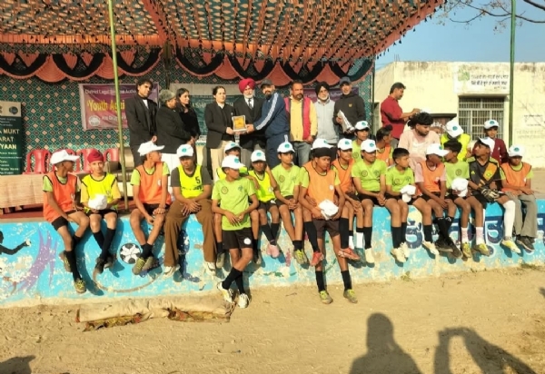 ਸੀਨੀਅਰ ਸਕੈਂਡਰੀ ਸਕੂਲ (ਲੜਕੇ) ਧਨੌਲੇ ਵਿੱਚ ਵਿਦਿਆਰਥੀਆਂ ਦਾ ਫੁਟਬਾਲ ਦਾ ਮੈਚ ਦੇ ਜੇਤੂ. ਸੀਨੀਅਰ ਸਕੈਂਡਰੀ ਸਕੂਲ (ਲੜਕੇ) ਧਨੌਲੇ ਵਿੱਚ ਵਿਦਿਆਰਥੀਆਂ ਦਾ ਫੁਟਬਾਲ ਦਾ ਮੈਚ ਦੇ ਜੇਤੂ.