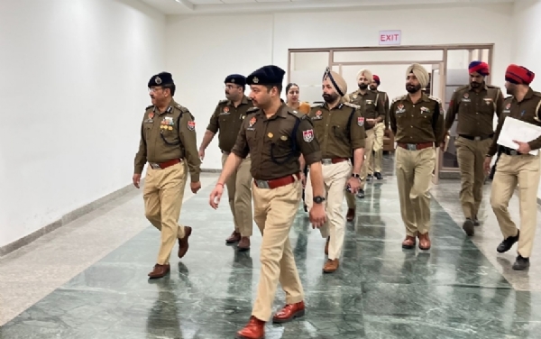 ਸਪੈਸ਼ਲ ਡੀ. ਜੀ. ਪੀ. ਅਰਪਿਤ ਸ਼ੁਕਲਾ ਮੱਲਾਂਪੁਰ ਸਟੇਡੀਅਮ ‘ਚ ਹੋਣ ਵਾਲੇ ਭਾਰਤ-ਦੱਖਣੀ ਅਫਰੀਕਾ ਟੀ-20 ਮੈਚ ਲਈ ਸੁਰੱਖਿਆ ਤੇ ਟ੍ਰੈਫਿਕ ਪ੍ਰਬੰਧਾਂ ਦਾ ਜਾਇਜ਼ਾ ਲੈਣ ਮੌਕੇ. ਸਪੈਸ਼ਲ ਡੀ. ਜੀ. ਪੀ. ਅਰਪਿਤ ਸ਼ੁਕਲਾ ਮੱਲਾਂਪੁਰ ਸਟੇਡੀਅਮ ‘ਚ ਹੋਣ ਵਾਲੇ ਭਾਰਤ-ਦੱਖਣੀ ਅਫਰੀਕਾ ਟੀ-20 ਮੈਚ ਲਈ ਸੁਰੱਖਿਆ ਤੇ ਟ੍ਰੈਫਿਕ ਪ੍ਰਬੰਧਾਂ ਦਾ ਜਾਇਜ਼ਾ ਲੈਣ ਮੌਕੇ.