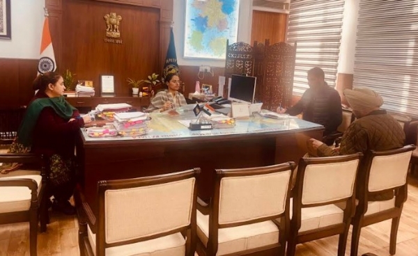 ਡਿਪਟੀ ਕਮਿਸ਼ਨਰ ਡਾ. ਪ੍ਰੀਤੀ ਯਾਦਵ ਜ਼ਿਲ੍ਹਾ ਪਰਿਸ਼ਦ ਤੇ ਬਲਾਕ ਸੰਮਤੀ ਚੋਣਾਂ ਦੇ ਅਮਲ ਨੂੰ ਨਿਰਪੱਖ, ਪਾਰਦਰਸ਼ੀ ਅਤੇ ਸ਼ਾਂਤੀਪੂਰਨ ਢੰਗ ਨਾਲ ਨੇਪਰੇ ਚੜ੍ਹਾਉਣਾ ਯਕੀਨੀ ਬਣਾਉਣ ਬਾਰੇ ਹਰਿਆਣਾ ਦੇ ਗਵਾਂਢੀ ਜ਼ਿਲ੍ਹਿਆਂ ਦੇ ਅਧਿਕਾਰੀਆਂ ਨਾਲ ਵੀਡੀਓ ਕਾਨਫਰੰਸਿੰਗ ਰਾਹੀਂ ਬੈਠਕ ਕਰਦੇ ਹੋਏ। ਏ.ਡੀ.ਸੀਜ ਦਮਨਜੀਤ ਸਿੰਘ ਮਾਨ ਤੇ ਸਿਮਰਪ੍ਰੀਤ ਕੌਰ ਵੀ ਨਜ਼ਰ ਆ ਰਹੇ ਹਨ। ਡਿਪਟੀ ਕਮਿਸ਼ਨਰ ਡਾ. ਪ੍ਰੀਤੀ ਯਾਦਵ ਜ਼ਿਲ੍ਹਾ ਪਰਿਸ਼ਦ ਤੇ ਬਲਾਕ ਸੰਮਤੀ ਚੋਣਾਂ ਦੇ ਅਮਲ ਨੂੰ ਨਿਰਪੱਖ, ਪਾਰਦਰਸ਼ੀ ਅਤੇ ਸ਼ਾਂਤੀਪੂਰਨ ਢੰਗ ਨਾਲ ਨੇਪਰੇ ਚੜ੍ਹਾਉਣਾ ਯਕੀਨੀ ਬਣਾਉਣ ਬਾਰੇ ਹਰਿਆਣਾ ਦੇ ਗਵਾਂਢੀ ਜ਼ਿਲ੍ਹਿਆਂ ਦੇ ਅਧਿਕਾਰੀਆਂ ਨਾਲ ਵੀਡੀਓ ਕਾਨਫਰੰਸਿੰਗ ਰਾਹੀਂ ਬੈਠਕ ਕਰਦੇ ਹੋਏ। ਏ.ਡੀ.ਸੀਜ ਦਮਨਜੀਤ ਸਿੰਘ ਮਾਨ ਤੇ ਸਿਮਰਪ੍ਰੀਤ ਕੌਰ ਵੀ ਨਜ਼ਰ ਆ ਰਹੇ ਹਨ।