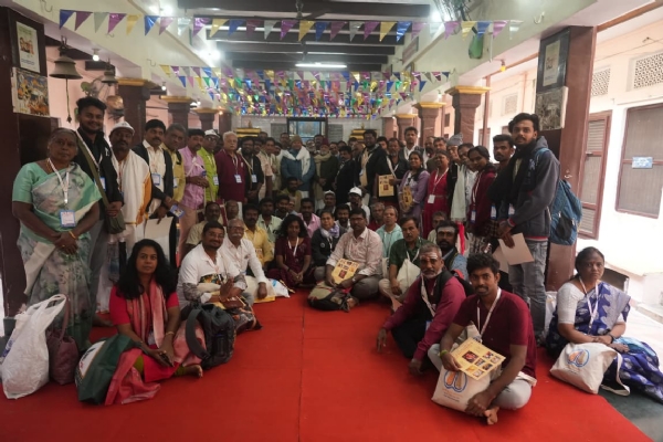 ਹਨੂੰਮਾਨ ਘਾਟ ਵਿਖੇ ਤਮਿਲ ਪੇਸ਼ੇਵਰਾਂ ਅਤੇ ਕਾਰੀਗਰਾਂ ਦਾ ਸਮੂਹ ਹਨੂੰਮਾਨ ਘਾਟ ਵਿਖੇ ਤਮਿਲ ਪੇਸ਼ੇਵਰਾਂ ਅਤੇ ਕਾਰੀਗਰਾਂ ਦਾ ਸਮੂਹ