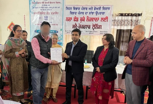 ਡੀ. ਸੀ. ਨੌਜਵਾਨ ਨੂੰ ਡੇਅਰੀ ਫਾਰਮਿੰਗ ਸਰਟੀਫਿਕੇਟ ਸੌਂਪਣ ਮੌਕੇ.