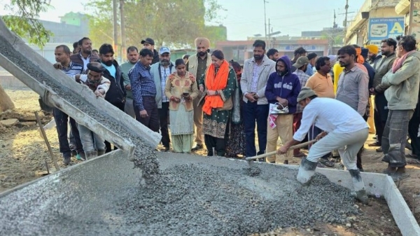 ਵਿਧਾਇਕ ਰਾਜਿੰਦਰਪਾਲ ਕੌਰ ਛਿੰਨਾ ਸਥਾਨਕ ਗਿਆਨ ਵਿਦਿਆਲਿਆ ਤੋਂ ਬਾਪੂ ਮਾਰਕੀਟ ਤੱਕ ਬਣਨ ਵਾਲੀ ਸੜਕ ਦੇ ਨਿਰਮਾਣ ਕਾਰਜ਼ਾਂ ਦੀ ਸ਼ੁਰੂਆਤ ਮੌਕੇ। ਵਿਧਾਇਕ ਰਾਜਿੰਦਰਪਾਲ ਕੌਰ ਛਿੰਨਾ ਸਥਾਨਕ ਗਿਆਨ ਵਿਦਿਆਲਿਆ ਤੋਂ ਬਾਪੂ ਮਾਰਕੀਟ ਤੱਕ ਬਣਨ ਵਾਲੀ ਸੜਕ ਦੇ ਨਿਰਮਾਣ ਕਾਰਜ਼ਾਂ ਦੀ ਸ਼ੁਰੂਆਤ ਮੌਕੇ।