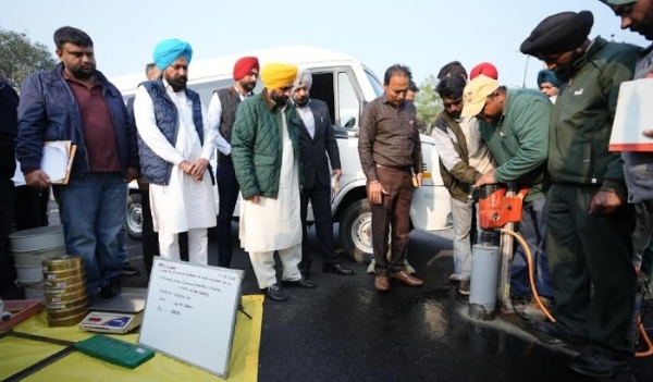 ਭਗਵੰਤ ਮਾਨਪਟਿਆਲਾ ਅਤੇ ਫਤਿਹਗੜ੍ਹ ਸਾਹਿਬ ਜ਼ਿਲ੍ਹਿਆਂ ’ਚ ਤਿੰਨ ਨਿਰਮਾਣ ਅਧੀਨ ਸੜਕਾਂ ਦਾ ਅਚਨਚੇਤ ਨਿਰੀਖਣ ਕਰਦੇ ਹੋਏ। ਭਗਵੰਤ ਮਾਨਪਟਿਆਲਾ ਅਤੇ ਫਤਿਹਗੜ੍ਹ ਸਾਹਿਬ ਜ਼ਿਲ੍ਹਿਆਂ ’ਚ ਤਿੰਨ ਨਿਰਮਾਣ ਅਧੀਨ ਸੜਕਾਂ ਦਾ ਅਚਨਚੇਤ ਨਿਰੀਖਣ ਕਰਦੇ ਹੋਏ।