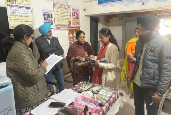 ਜ਼ਿਲ੍ਹਾ ਟੀਕਾਕਰਨ ਅਫ਼ਸਰ ਸਰਹੱਦੀ ਬਲਾਕ ਖੇਮਕਰਨ `ਚ ਟੀਕਾਕਰਨ ਪ੍ਰੋਗਰਾਮ ਦਾ ਨਿਰੀਖਣ ਕਰਦੇ ਹੋਏ. ਜ਼ਿਲ੍ਹਾ ਟੀਕਾਕਰਨ ਅਫ਼ਸਰ ਸਰਹੱਦੀ ਬਲਾਕ ਖੇਮਕਰਨ `ਚ ਟੀਕਾਕਰਨ ਪ੍ਰੋਗਰਾਮ ਦਾ ਨਿਰੀਖਣ ਕਰਦੇ ਹੋਏ.