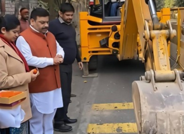 ਨਹਿਰੀ ਜਲ ਸਪਲਾਈ ਪ੍ਰੋਜੈਕਟ ਤਹਿਤ ਪਾਈਪਲਾਈਨ ਵਿਛਾਉਣ ਲਈ ਮੇਅਰ 7 ਕਰੋੜ ਰੁਪਏ ਦੇ ਕੰਮ ਦੀ ਸ਼ੁਰੂਆਤ ਕਰਨ ਮੌਕੇ। ਨਹਿਰੀ ਜਲ ਸਪਲਾਈ ਪ੍ਰੋਜੈਕਟ ਤਹਿਤ ਪਾਈਪਲਾਈਨ ਵਿਛਾਉਣ ਲਈ ਮੇਅਰ 7 ਕਰੋੜ ਰੁਪਏ ਦੇ ਕੰਮ ਦੀ ਸ਼ੁਰੂਆਤ ਕਰਨ ਮੌਕੇ।