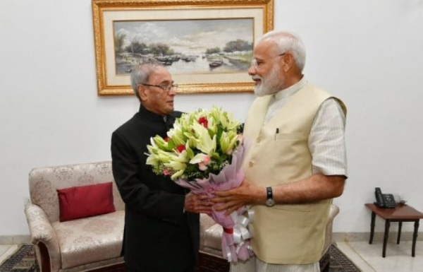 ਭਾਰਤ ਦੇ ਸਾਬਕਾ ਰਾਸ਼ਟਰਪਤੀ ਪ੍ਰਣਬ ਮੁਖਰਜੀ ਨਾਲ ਪੀਐਮ। ਫਾਈਲ ਫੋਟੋ। ਭਾਰਤ ਦੇ ਸਾਬਕਾ ਰਾਸ਼ਟਰਪਤੀ ਪ੍ਰਣਬ ਮੁਖਰਜੀ ਨਾਲ ਪੀਐਮ। ਫਾਈਲ ਫੋਟੋ।