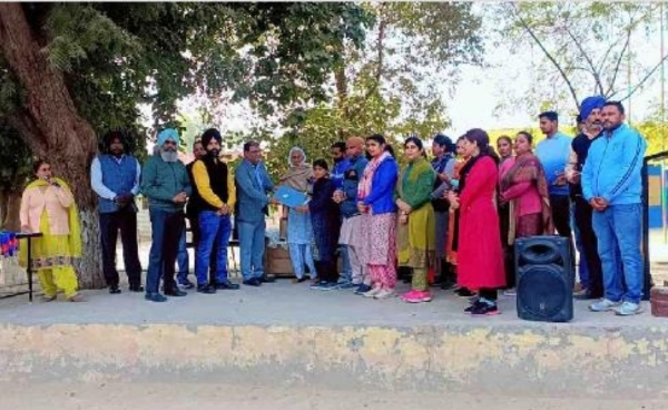 ਗੁਰੂ ਗੋਬਿੰਦ ਸਿੰਘ ਰਿਫਾਇਨਰੀ ਵੱਲੋਂ ਸਰਕਾਰੀ ਸਕੂਲ ਦੇ 22 ਵਿਦਿਆਰਥੀਆਂ ਨੂੰ ਸਕਾਲਰਸ਼ਿਪ ਦਿੱਤੇ ਜਾਣ ਦਾ ਦ੍ਰਿਸ਼. ਗੁਰੂ ਗੋਬਿੰਦ ਸਿੰਘ ਰਿਫਾਇਨਰੀ ਵੱਲੋਂ ਸਰਕਾਰੀ ਸਕੂਲ ਦੇ 22 ਵਿਦਿਆਰਥੀਆਂ ਨੂੰ ਸਕਾਲਰਸ਼ਿਪ ਦਿੱਤੇ ਜਾਣ ਦਾ ਦ੍ਰਿਸ਼.