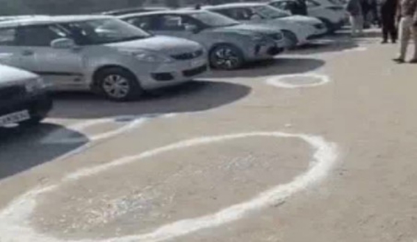 ਅਬੋਹਰ ਅਦਾਲਤ ਬਾਹਰ ਵਾਪਰੀ ਘਟਨਾ ਵਾਲੀ ਥਾਂ ’ਤੇ ਜਾਚ ਕਰਦੀ ਹੋਈ ਪੁਲਿਸ। ਅਬੋਹਰ ਅਦਾਲਤ ਬਾਹਰ ਵਾਪਰੀ ਘਟਨਾ ਵਾਲੀ ਥਾਂ ’ਤੇ ਜਾਚ ਕਰਦੀ ਹੋਈ ਪੁਲਿਸ।