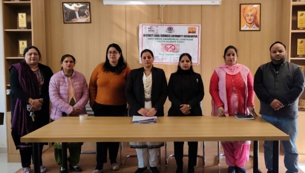 ਜ਼ਿਲ੍ਹਾ ਕਾਨੂੰਨੀ ਸੇਵਾਵਾਂ ਅਥਾਰਟੀ ਜ਼ਿਲ੍ਹਾ ਨਸ਼ਾ ਛੁਡਾਊ ਕੇਂਦਰ ‘ਚ ਮਨੁੱਖੀ ਅਧਿਕਾਰ ਦਿਵਸ ਮਨਾਉਣ ਮੌਕੇ। ਜ਼ਿਲ੍ਹਾ ਕਾਨੂੰਨੀ ਸੇਵਾਵਾਂ ਅਥਾਰਟੀ ਜ਼ਿਲ੍ਹਾ ਨਸ਼ਾ ਛੁਡਾਊ ਕੇਂਦਰ ‘ਚ ਮਨੁੱਖੀ ਅਧਿਕਾਰ ਦਿਵਸ ਮਨਾਉਣ ਮੌਕੇ।