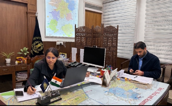 ਡਿਪਟੀ ਕਮਿਸ਼ਨਰ-ਕਮ-ਜ਼ਿਲ੍ਹਾ ਚੋਣ ਅਫ਼ਸਰ ਡਾ. ਪ੍ਰੀਤੀ ਯਾਦਵ ਵੀਡੀਓ ਕਾਨਫਰੰਸਿੰਗ ਜਰੀਏ ਰਿਟਰਨਿੰਗ ਅਫ਼ਸਰਾਂ ਤੇ ਪੁਲਿਸ ਅਧਿਕਾਰੀਆਂ ਨਾਲ ਬੈਠਕ ਕਰਦੇ ਹੋਏ। ਉਨ੍ਹਾਂ ਦੇ ਨਾਲ ਏ.ਡੀ.ਸੀ. ਦਮਨਜੀਤ ਸਿੰਘ ਮਾਨ ਵੀ ਨਜ਼ਰ ਆ ਰਹੇ ਹਨ। ਡਿਪਟੀ ਕਮਿਸ਼ਨਰ-ਕਮ-ਜ਼ਿਲ੍ਹਾ ਚੋਣ ਅਫ਼ਸਰ ਡਾ. ਪ੍ਰੀਤੀ ਯਾਦਵ ਵੀਡੀਓ ਕਾਨਫਰੰਸਿੰਗ ਜਰੀਏ ਰਿਟਰਨਿੰਗ ਅਫ਼ਸਰਾਂ ਤੇ ਪੁਲਿਸ ਅਧਿਕਾਰੀਆਂ ਨਾਲ ਬੈਠਕ ਕਰਦੇ ਹੋਏ। ਉਨ੍ਹਾਂ ਦੇ ਨਾਲ ਏ.ਡੀ.ਸੀ. ਦਮਨਜੀਤ ਸਿੰਘ ਮਾਨ ਵੀ ਨਜ਼ਰ ਆ ਰਹੇ ਹਨ।