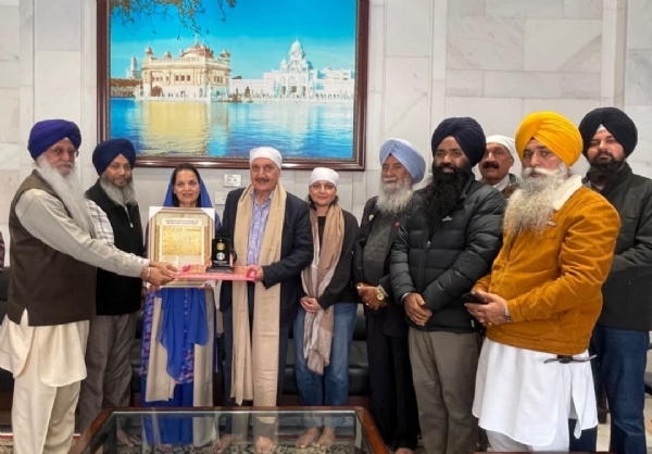 ਸ਼੍ਰੋਮਣੀ ਕਮੇਟੀ ਸ੍ਰੀ ਦਰਬਾਰ ਸਾਹਿਬ ਦੇ ਸੂਚਨਾ ਕੇਂਦਰ ਵਿਖੇ ਸਪੀਕਰ ਅਤੇ ਉਨ੍ਹਾਂ ਦੇ ਪਰਿਵਾਰ ਨੂੰ ਸਨਮਾਨਿਤ ਕਰਦੇ ਹੋਏ. ਸ਼੍ਰੋਮਣੀ ਕਮੇਟੀ ਸ੍ਰੀ ਦਰਬਾਰ ਸਾਹਿਬ ਦੇ ਸੂਚਨਾ ਕੇਂਦਰ ਵਿਖੇ ਸਪੀਕਰ ਅਤੇ ਉਨ੍ਹਾਂ ਦੇ ਪਰਿਵਾਰ ਨੂੰ ਸਨਮਾਨਿਤ ਕਰਦੇ ਹੋਏ.