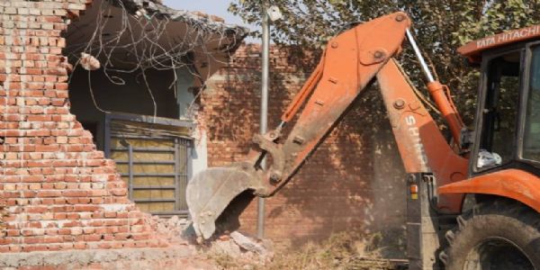 ਯੁੱਧ ਨਸ਼ਿਆਂ ਵਿਰੁੱਧ ਮੁਹਿੰਮ ਤਹਿਤ ਦੋ ਮਹਿਲਾ ਨਸ਼ਾ ਤਸਕਰਾਂ ਦੀਆਂ ਨਜਾਇਜ਼ ਉਸਾਰੀਆਂ ਨੂੰ ਢਾਹਿਆ