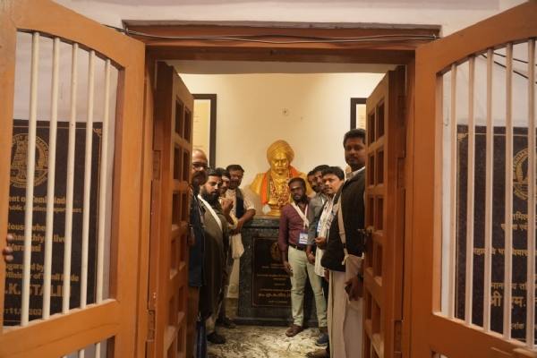 ਸੁਬਰਾਮਣੀਅਮ ਭਾਰਤੀ ਦੀ ਮੂਰਤੀ ਕੋਲ ਤਾਮਿਲ ਪੇਸ਼ੇਵਰਾਂ ਦਾ ਸਮੂਹ ਸੁਬਰਾਮਣੀਅਮ ਭਾਰਤੀ ਦੀ ਮੂਰਤੀ ਕੋਲ ਤਾਮਿਲ ਪੇਸ਼ੇਵਰਾਂ ਦਾ ਸਮੂਹ