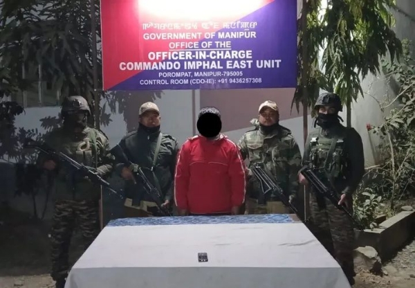 ਮਣੀਪੁਰ ਵਿੱਚ ਗ੍ਰਿਫ਼ਤਾਰ ਕੀਤੇ ਗਏ ਅੱਤਵਾਦੀ ਦੀ ਤਸਵੀਰ। ਮਣੀਪੁਰ ਵਿੱਚ ਗ੍ਰਿਫ਼ਤਾਰ ਕੀਤੇ ਗਏ ਅੱਤਵਾਦੀ ਦੀ ਤਸਵੀਰ।