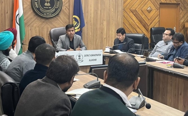 ਡਿਪਟੀ ਕਮਿਸ਼ਨਰ ਜਲੰਧਰ ਸਾਰੇ ਵਿਭਾਗਾਂ ਦੇ ਅਧਿਕਾਰੀਆ ਨੂੰ ਨਿਰਦੇਸ਼ ਜਾਰੀ ਕਰਦੇ ਹੋਏ। ਡਿਪਟੀ ਕਮਿਸ਼ਨਰ ਜਲੰਧਰ ਸਾਰੇ ਵਿਭਾਗਾਂ ਦੇ ਅਧਿਕਾਰੀਆ ਨੂੰ ਨਿਰਦੇਸ਼ ਜਾਰੀ ਕਰਦੇ ਹੋਏ।