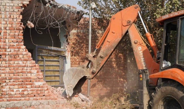 ਮਹਿਲਾ ਨਸ਼ਾ ਤਸਕਰਾਂ ਦੀਆਂ ਨਜਾਇਜ਼ ਉਸਾਰੀਆਂ ਨੂੰ ਢਾਹੇ ਜਾਣ ਦਾ ਦ੍ਰਿਸ਼। ਮਹਿਲਾ ਨਸ਼ਾ ਤਸਕਰਾਂ ਦੀਆਂ ਨਜਾਇਜ਼ ਉਸਾਰੀਆਂ ਨੂੰ ਢਾਹੇ ਜਾਣ ਦਾ ਦ੍ਰਿਸ਼।