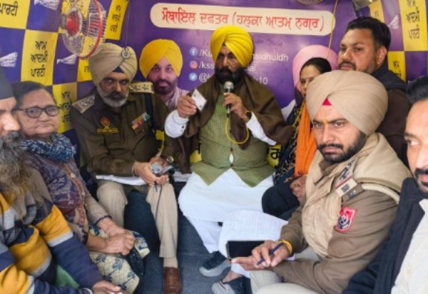 ਵਿਧਾਇਕ ਸਿੱਧੂ ਮੋਬਾਈਲ ਵੈਨ ਰਾਹੀਂ ਵਾਰਡ ਨੰਬਰ 41 ਡਾਬਾ ਰੋਡ ਵਿਖੇ ਲੋਕਾਂ ਦੀਆਂ ਸਮੱਸਿਆਵਾਂ ਸੁਣਨ ਮੌਕੇ। ਵਿਧਾਇਕ ਸਿੱਧੂ ਮੋਬਾਈਲ ਵੈਨ ਰਾਹੀਂ ਵਾਰਡ ਨੰਬਰ 41 ਡਾਬਾ ਰੋਡ ਵਿਖੇ ਲੋਕਾਂ ਦੀਆਂ ਸਮੱਸਿਆਵਾਂ ਸੁਣਨ ਮੌਕੇ।