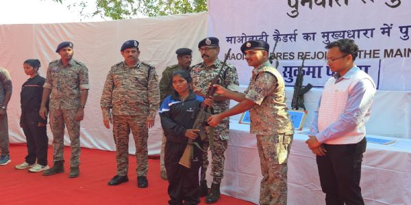 ਛੱਤੀਸਗੜ੍ਹ : ਸੁਕਮਾ ਵਿੱਚ 33 ਲੱਖ ਦੇ ਇਨਾਮੀ 10 ਨਕਸਲੀਆਂ ਵੱਲੋਂ ਆਤਮ ਸਮਰਪਣ