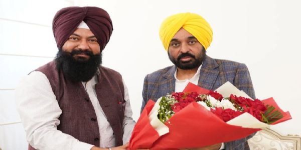 ਐਸ. ਸੀ. ਕਮਿਸ਼ਨ ਦੇ ਚੇਅਰਮੈਨ ਗੜ੍ਹੀ ਵੱਲੋਂ ਮੁੱਖ ਮੰਤਰੀ ਭਗਵੰਤ ਸਿੰਘ ਮਾਨ ਨਾਲ ਮੁਲਾਕਾਤ