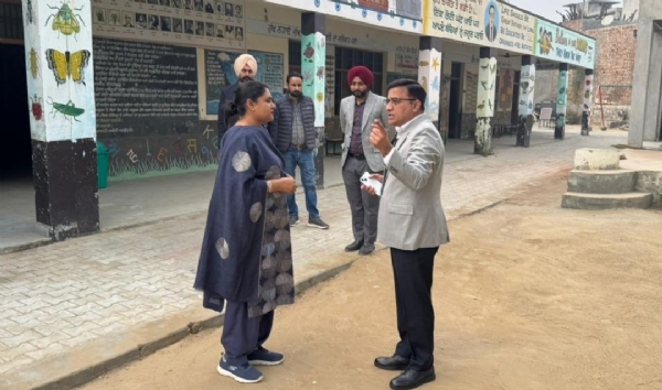 ਪਟਿਆਲਾ ਜ਼ਿਲ੍ਹੇ ਲਈ ਚੋਣ ਆਬਜ਼ਰਵਾਰ ਡਵੀਜ਼ਨਲ ਕਮਿਸ਼ਨਰ ਵਿਨੈ ਬੁੁਬਲਾਨੀ ਸੰਵੇਦਨਸ਼ੀਲ ਪੋਲਿੰਗ ਸਟੇਸ਼ਨਾਂ ਦਾ ਨਿਰੀਖਣ ਕਰਦੇ ਹੋਏ। ਪਟਿਆਲਾ ਜ਼ਿਲ੍ਹੇ ਲਈ ਚੋਣ ਆਬਜ਼ਰਵਾਰ ਡਵੀਜ਼ਨਲ ਕਮਿਸ਼ਨਰ ਵਿਨੈ ਬੁੁਬਲਾਨੀ ਸੰਵੇਦਨਸ਼ੀਲ ਪੋਲਿੰਗ ਸਟੇਸ਼ਨਾਂ ਦਾ ਨਿਰੀਖਣ ਕਰਦੇ ਹੋਏ।