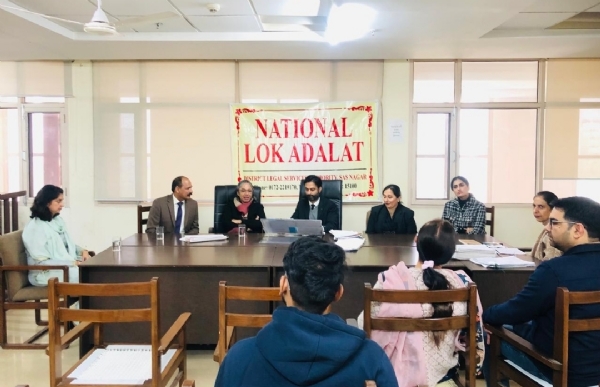 ਮੋਹਾਲੀ ਦੇ ਕੋਟ ਕੰਮਪਲੈਕਸ ਵਿਖੇ ਲਗਾਈ ਗਈ ਲੋਕ ਅਦਾਲਤ ਦਾ ਦ੍ਰਿਸ਼ ਮੋਹਾਲੀ ਦੇ ਕੋਟ ਕੰਮਪਲੈਕਸ ਵਿਖੇ ਲਗਾਈ ਗਈ ਲੋਕ ਅਦਾਲਤ ਦਾ ਦ੍ਰਿਸ਼