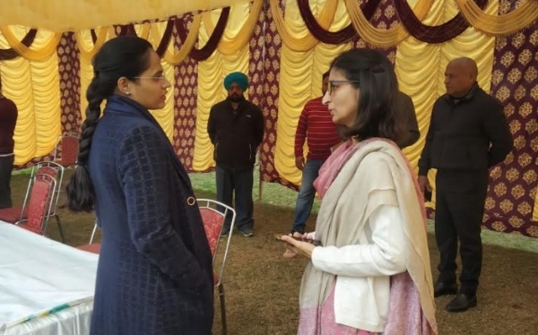 ਜ਼ਿਲ੍ਹਾ ਚੋਣ ਅਫ਼ਸਰ-ਕਮ-ਡਿਪਟੀ ਕਮਿਸ਼ਨਰ ਡਾ. ਪ੍ਰੀਤੀ ਯਾਦਵ ਰਿਟਰਨਿੰਗ ਅਧਿਕਾਰੀਆਂ ਵੱਲੋਂ ਚੋਣ ਅਮਲੇ ਨੂੰ ਰਵਾਨਾ ਕਰਨ ਦੀ ਪ੍ਰਕ੍ਰਿਆ ਦਾ ਜਾਇਜ਼ਾ ਲੈਂਦੇ ਹੋਏ। ਜ਼ਿਲ੍ਹਾ ਚੋਣ ਅਫ਼ਸਰ-ਕਮ-ਡਿਪਟੀ ਕਮਿਸ਼ਨਰ ਡਾ. ਪ੍ਰੀਤੀ ਯਾਦਵ ਰਿਟਰਨਿੰਗ ਅਧਿਕਾਰੀਆਂ ਵੱਲੋਂ ਚੋਣ ਅਮਲੇ ਨੂੰ ਰਵਾਨਾ ਕਰਨ ਦੀ ਪ੍ਰਕ੍ਰਿਆ ਦਾ ਜਾਇਜ਼ਾ ਲੈਂਦੇ ਹੋਏ।