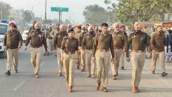 ਮਲੋਟ ਖੇਤਰ ’ਚ ਪੰਜਾਬ ਪੁਲਿਸ ਵਲੋਂ ਕੱਢੇ ਗਏ ਫਲੈਗ ਮਾਰਚ ਦਾ ਦ੍ਰਿਸ਼। ਮਲੋਟ ਖੇਤਰ ’ਚ ਪੰਜਾਬ ਪੁਲਿਸ ਵਲੋਂ ਕੱਢੇ ਗਏ ਫਲੈਗ ਮਾਰਚ ਦਾ ਦ੍ਰਿਸ਼।