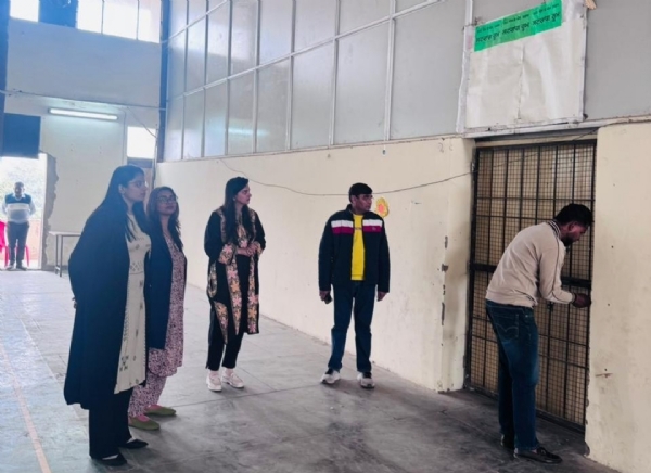 ਚੋਣ ਆਬਜ਼ਰਵਰ ਸ਼੍ਰੀਮਤੀ ਅਮ੍ਰਿਤ ਸਿੰਘ ਸ਼ਨੀਵਾਰ ਨੂੰ ਸਰਕਾਰੀ ਪਾਲੀਟੈਕਨਿਕ ਕਾਲਜ, ਖੂਨੀਮਾਜਰਾ (ਖਰੜ) ਵਿੱਚ ਬਣਾਏ ਗਏ ਸਟ੍ਰਾਂਗ ਰੂਮਾਂ ਦੇ ਪ੍ਰਬੰਧਾਂ ਦੀ ਸਮੀਖਿਆ ਕਰਦੇ ਹੋਏ, ਨਾਲ ਏ.ਡੀ.ਸੀ. ਸੋਨਮ ਚੌਧਰੀ ਅਤੇ ਐਸ.ਡੀ.ਐਮ. ਖਰੜ ਸ੍ਰੀਮਤੀ ਦਿਵਿਆ ਪੀ। ਚੋਣ ਆਬਜ਼ਰਵਰ ਸ਼੍ਰੀਮਤੀ ਅਮ੍ਰਿਤ ਸਿੰਘ ਸ਼ਨੀਵਾਰ ਨੂੰ ਸਰਕਾਰੀ ਪਾਲੀਟੈਕਨਿਕ ਕਾਲਜ, ਖੂਨੀਮਾਜਰਾ (ਖਰੜ) ਵਿੱਚ ਬਣਾਏ ਗਏ ਸਟ੍ਰਾਂਗ ਰੂਮਾਂ ਦੇ ਪ੍ਰਬੰਧਾਂ ਦੀ ਸਮੀਖਿਆ ਕਰਦੇ ਹੋਏ, ਨਾਲ ਏ.ਡੀ.ਸੀ. ਸੋਨਮ ਚੌਧਰੀ ਅਤੇ ਐਸ.ਡੀ.ਐਮ. ਖਰੜ ਸ੍ਰੀਮਤੀ ਦਿਵਿਆ ਪੀ।