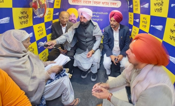 ਵਿਧਾਇਕ ਸਿੱਧੂ ਮੋਬਾਇਲ ਵੈਨ ਰਾਹੀਂ ਲੋਕਾਂ ਦੀਆਂ ਸਮੱਸਿਆਵਾਂ ਸੁਣਦੇ ਹੋਏ। ਵਿਧਾਇਕ ਸਿੱਧੂ ਮੋਬਾਇਲ ਵੈਨ ਰਾਹੀਂ ਲੋਕਾਂ ਦੀਆਂ ਸਮੱਸਿਆਵਾਂ ਸੁਣਦੇ ਹੋਏ।