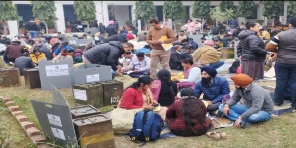 ਪੋਲਿੰਗ ਪਾਰਟੀਆਂ ਸਟੇਸ਼ਨਾਂ ਲਈ ਰਵਾਨਾ, ਸਵੇਰੇ 8 ਵਜੇ ਤੋਂ ਸ਼ਾਮ 4 ਵਜੇ ਤੱਕ ਪੈਣਗੀਆਂ ਵੋਟਾਂ