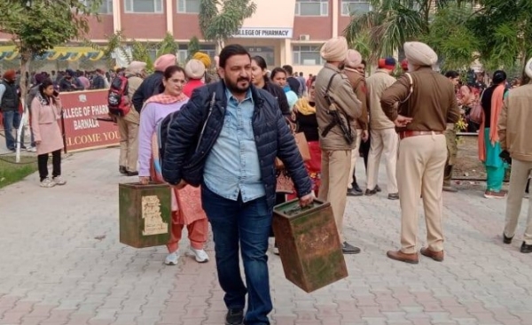 ਪੋਲਿੰਗ ਪਾਰਟੀਆਂ ਬੈਲਟ ਬਕਸਿਆਂ ਤੇ ਹੋਰ ਚੋਣ ਸਮੱਗਰੀ ਸਮੇਤ ਪੋਲਿੰਗ ਸਟੇਸ਼ਨਾਂ ਲਈ ਰਵਾਨਾ ਹੁੰਦੀਆ ਹੋਈਆ। ਪੋਲਿੰਗ ਪਾਰਟੀਆਂ ਬੈਲਟ ਬਕਸਿਆਂ ਤੇ ਹੋਰ ਚੋਣ ਸਮੱਗਰੀ ਸਮੇਤ ਪੋਲਿੰਗ ਸਟੇਸ਼ਨਾਂ ਲਈ ਰਵਾਨਾ ਹੁੰਦੀਆ ਹੋਈਆ।