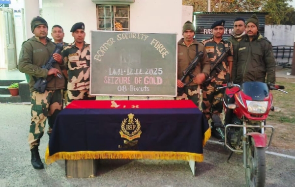 ਬੀਐਸਐਫ ਜਵਾਨ ਜ਼ਬਤ ਕੀਤੇ ਸੋਨੇ ਅਤੇ ਮੋਟਰਸਾਈਕਲ ਸਮੇਤ ਬੀਐਸਐਫ ਜਵਾਨ ਜ਼ਬਤ ਕੀਤੇ ਸੋਨੇ ਅਤੇ ਮੋਟਰਸਾਈਕਲ ਸਮੇਤ