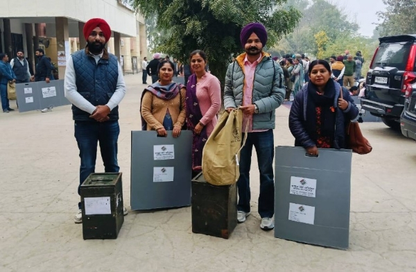 ਜ਼ਿਲ੍ਹਾ ਪ੍ਰੀਸ਼ਦ ਅਤੇ ਬਲਾਕ ਸੰਮਤੀ ਚੋਣਾਂ ਲਈ ਪੋਲਿੰਗ ਪਾਰਟੀਆਂ ਚੋਣ ਬੂਥਾਂ ਲਈ ਰਵਾਨਾ ਹੋਣ ਮੌਕੇ। ਜ਼ਿਲ੍ਹਾ ਪ੍ਰੀਸ਼ਦ ਅਤੇ ਬਲਾਕ ਸੰਮਤੀ ਚੋਣਾਂ ਲਈ ਪੋਲਿੰਗ ਪਾਰਟੀਆਂ ਚੋਣ ਬੂਥਾਂ ਲਈ ਰਵਾਨਾ ਹੋਣ ਮੌਕੇ।